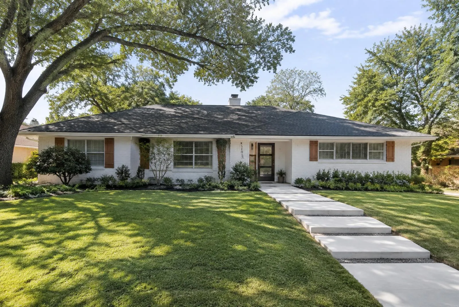 Mid century ranch home in Richardson, Texas with a new charcoal architectural shingle roof after hail damage