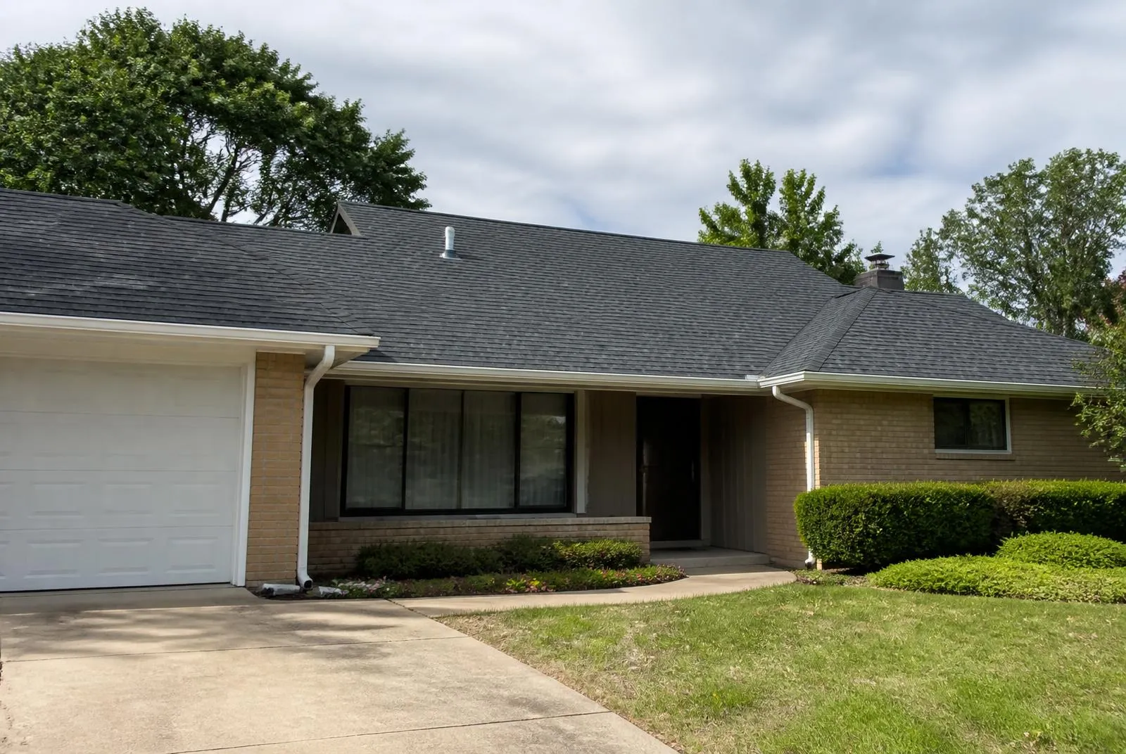 Mid century ranch home in Richardson, Texas with a new charcoal architectural shingle roof after hail damage